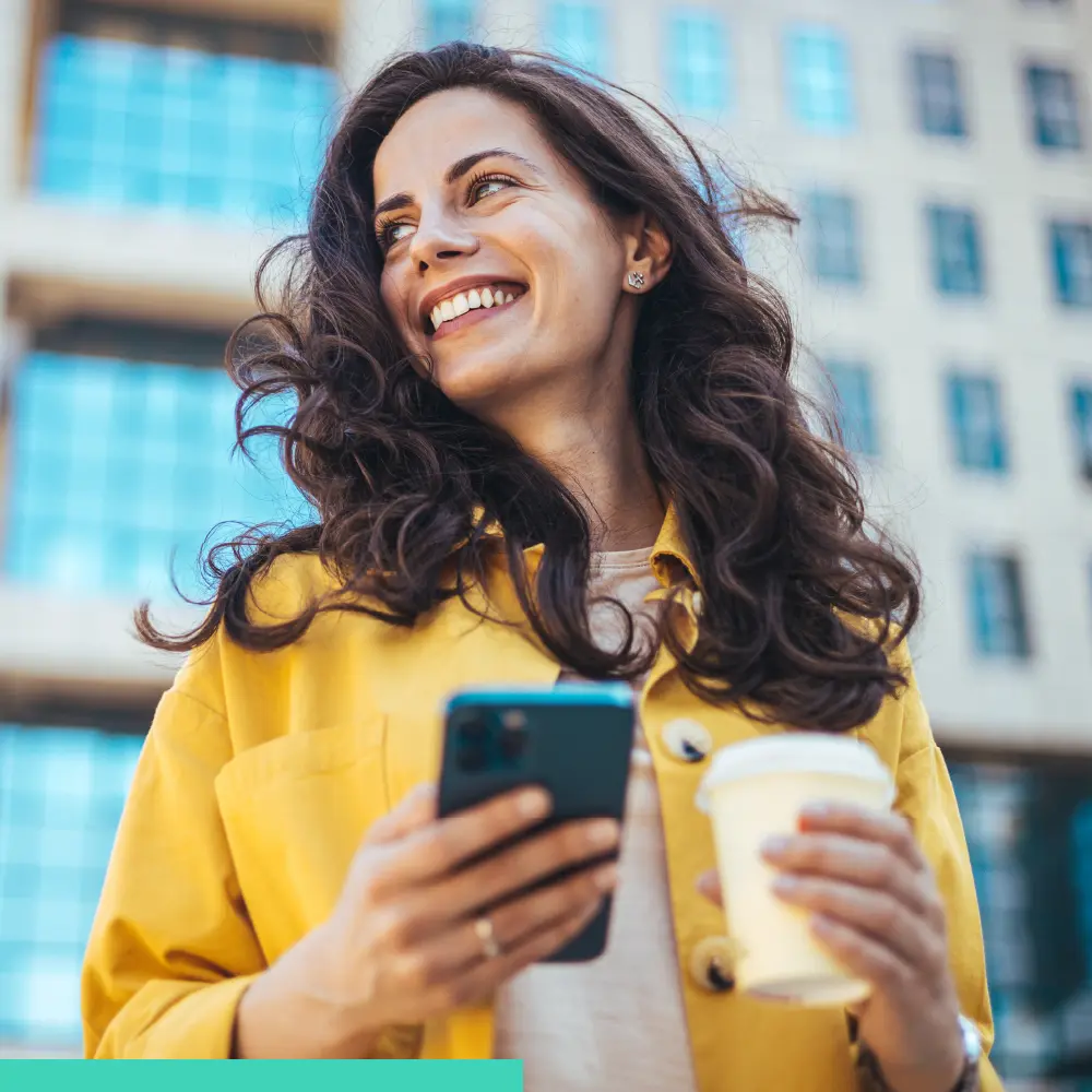 Chica sonriendo de amarillo