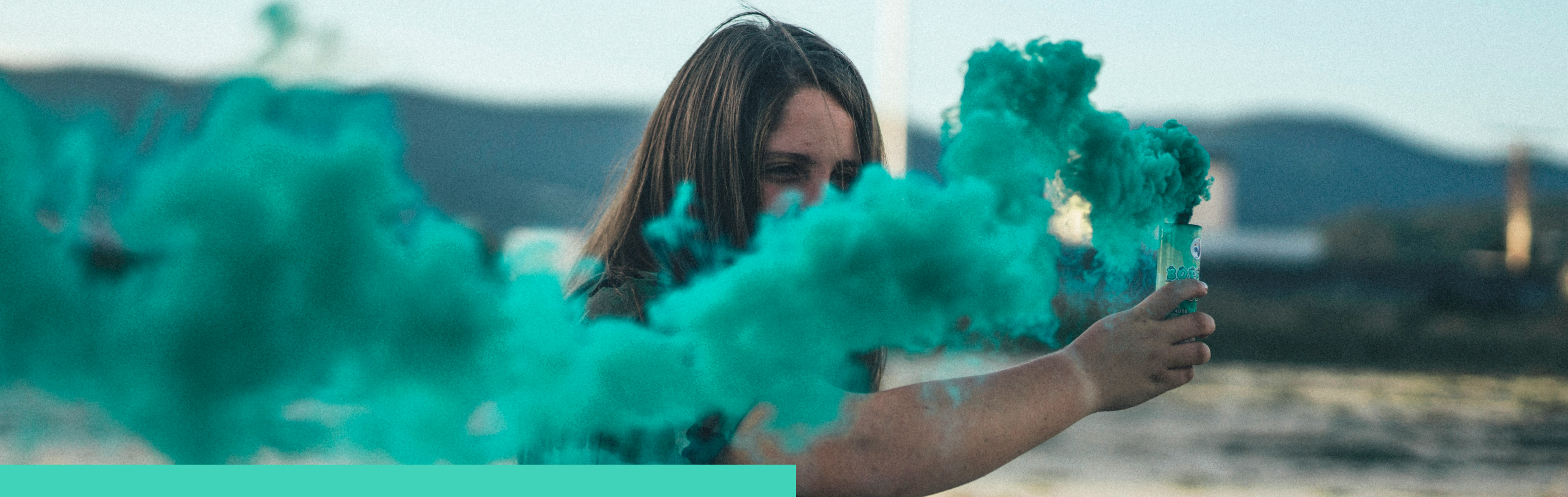 Chica con humo verde